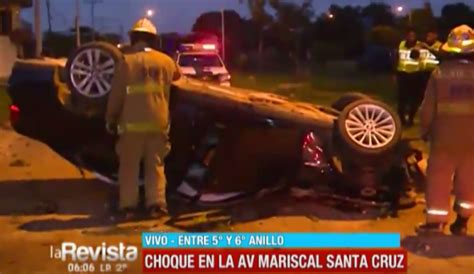 Vehículo choca contra un poste árboles y toldo de la avenida Mariscal