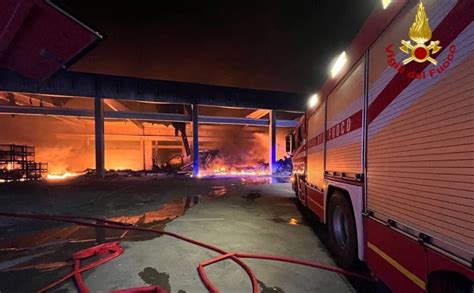 Grosso Incendio A San Nicola Di Melfi In Fiamme Azienda Logistica