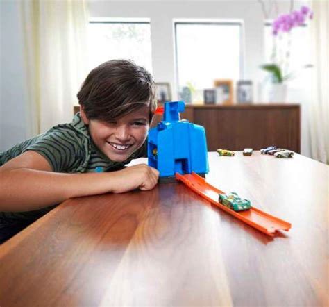 Pista Hot Wheels Action Garagem Lançadora de Carros 2 Veiculos Track Builder Armazena 6