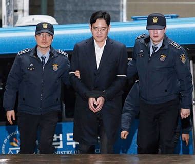 Herdeiro da Samsung é condenado a 5 anos de prisão na Coreia do Sul