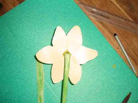 How To Make A Model Daffodil Spring Daffodil How To Make An Easter Daffodil Spring Crafts Easter