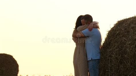 Feliz Pareja Disfrut Ndose En El Fondo De La Naturaleza Hombre Y