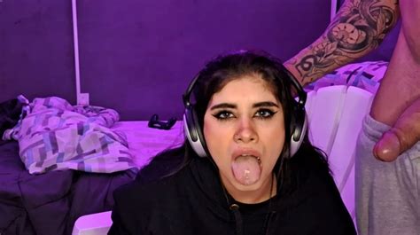 I Gave My Huge Cock To This Gamer Girl So She Could Play Close Up Close Up Porn XHamster