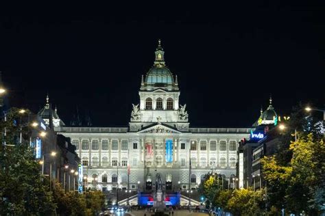 Blick Auf Den Naechtlichen Wenzelsplatz Am In Prag