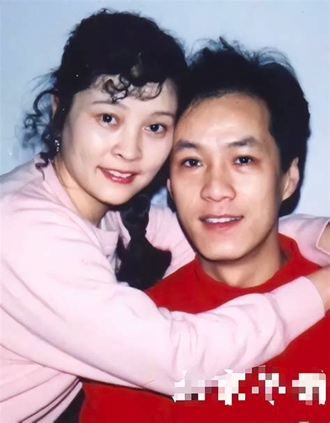 冯远征带老婆出席活动，相差八岁姐弟恋无儿无女，结婚多年仍恩爱