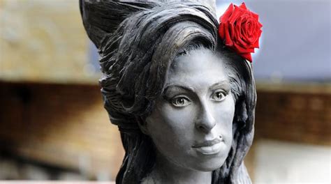 Amy Winehouse es recordada con una estatua de tamaño real LUCES EL