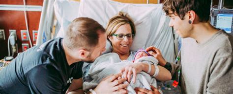 Depravazione Vomitevole Polemica Per La Donna Che Ha Partorito Una Bimba Per Il Figlio Gay