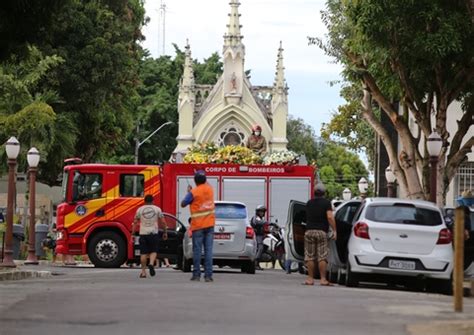 Cortejo de Zezinho Correa é aplaudido ao passar por avenidas de Manaus