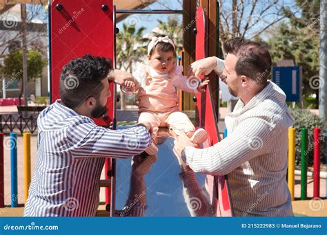 Gay Casado Pareja Jugando Con Su Hija En El Patio Muy Feliz Imagen De Archivo Imagen De Padres