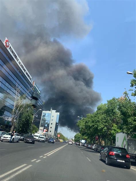 Incendiu în București în apropiere de aeroportul Băneasa Nor de fum