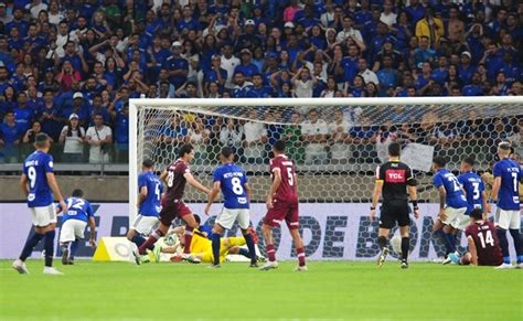 Cruzeiro Desperdi A Chances E Perde Pro Fluminense No Mineir O