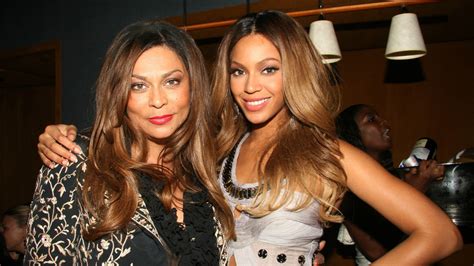 Tina Knowles la madre y gran apoyo de Beyoncé que se está volcando