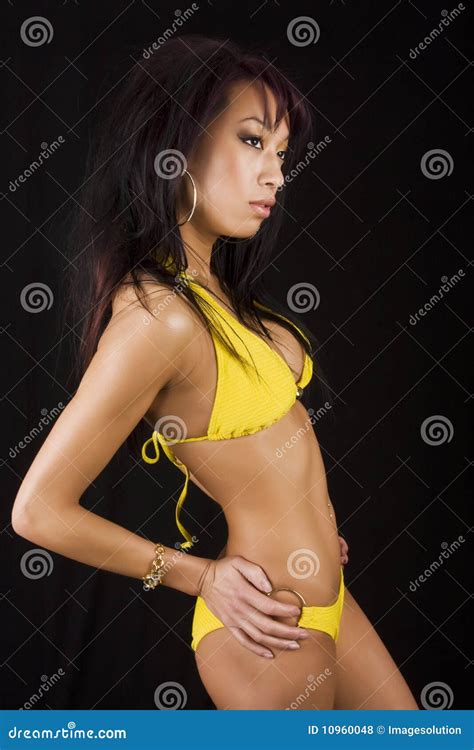 Bellezza Asiatica In Bikini Fotografia Stock Immagine Di Curvato