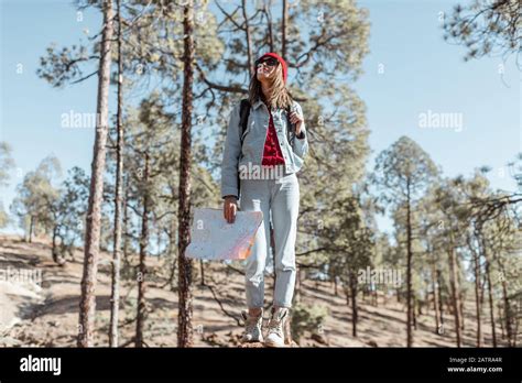 Mujer Joven Vestida Casualmente De Pie Con Mochila Y Mapa En El Bosque