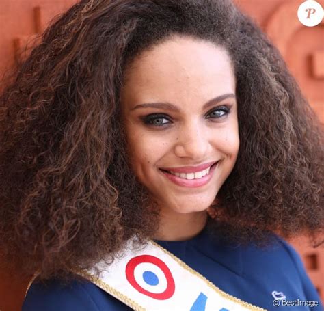 Alicia Aylies En Bikini Sur Un Bateau Miss France Affiche Sa