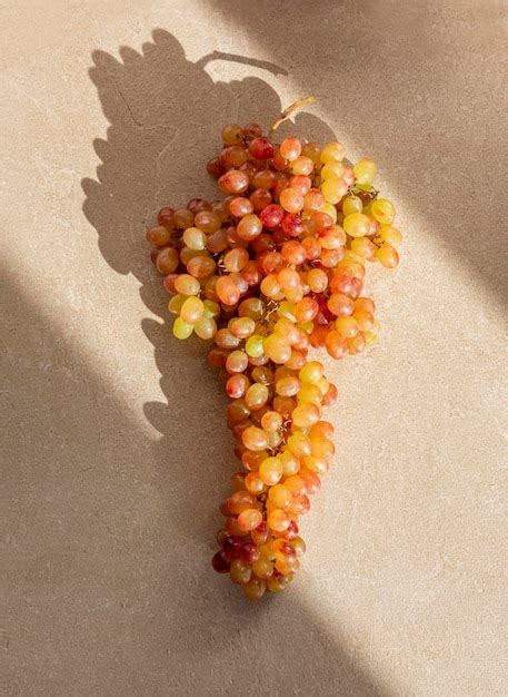 Uvas Pasas Rosadas Acostado Sobre Una Piedra Bajo El Sol Brillante