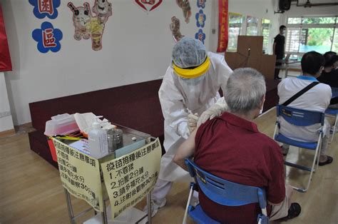 桃園榮家接種新冠疫苗全面提升防護力 國軍退除役官兵輔導委員會 桃園榮譽國民之家