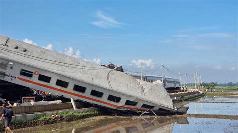 Adu Banteng Kereta Api Turangga Dan Commuter Line Dua Masinis Tewas