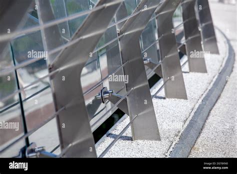 Tensores Metálicos Fijación De Cables Con Barra De Acero En Puente Peatonal Con Guijarros De