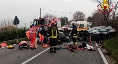 Terribile Schianto Tra Due Auto Cinque Feriti Gravissima Una Bambina