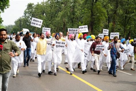 Aap Stages Protest Against Punjab Governor Over Assembly Session