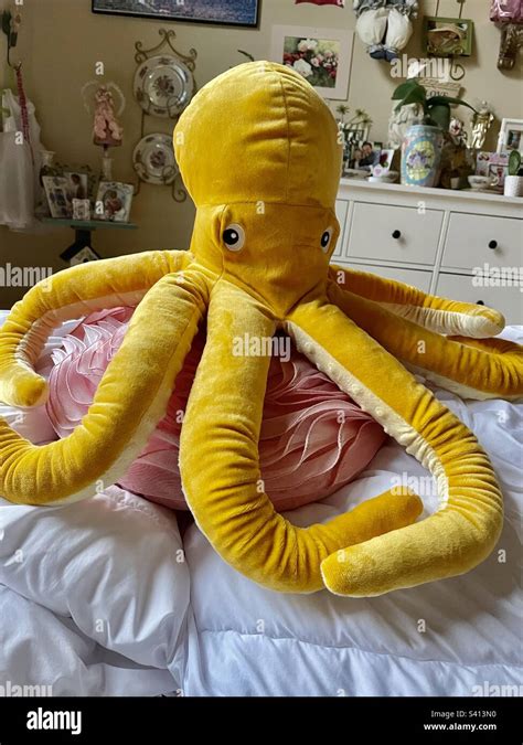 Giant yellow octopus Stock Photo - Alamy