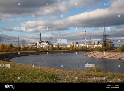 La Pripyat Ou Prypiat Rivière Avec La Centrale Nucléaire De Tchernobyl