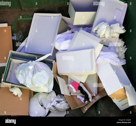 Pappe und Papier Müll Abfall Container Recycling Stockfotografie Alamy