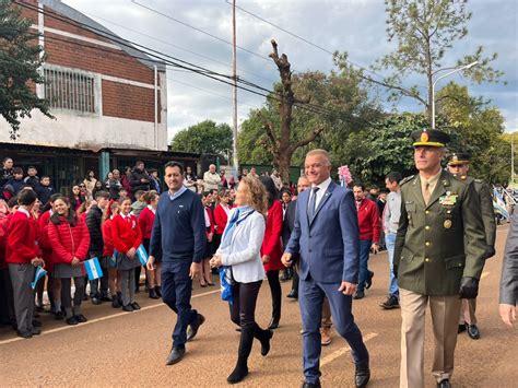 Desfile patriótico en Candelaria Celebrando el Día de la Bandera junto