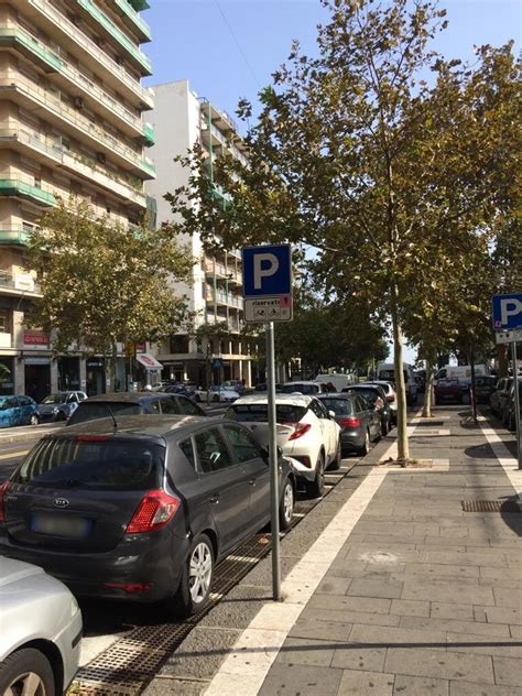 Catania Corso Italia Auto In Sosta Negli Stalli Riservati Alle Due