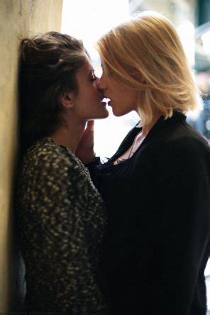 Lesbian Kiss Porn Pic