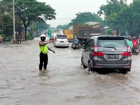 Banjir Jalan Pantura Pasuruan Lalu Lintas Macet