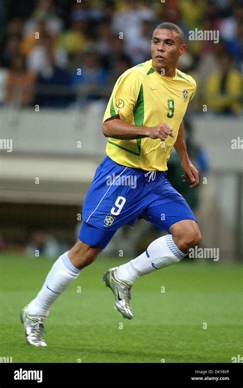 Ronaldo 2002 world cup hi-res stock photography and images - Alamy