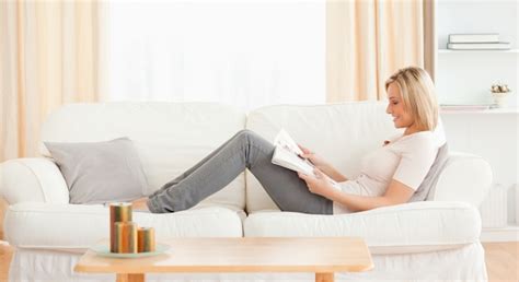 Mujer Leyendo Una Revista Foto Premium