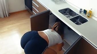 Couple Eating My Stepmom S Ass When Cleaning The Kitchen Xnxxx