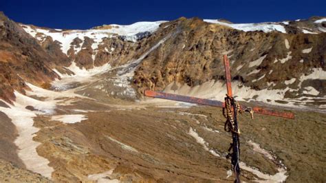 Guia leva turistas ao local do acidente aéreo nos Andes 50 anos depois