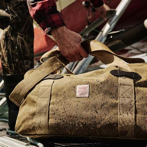 Filson Tin Cloth Medium Duffle Bag Dark Tan Robuuste Reistas Voor