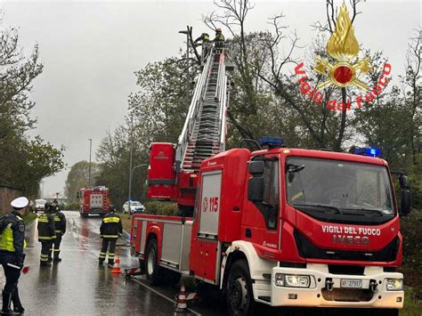 Maltempo A Monza E Brianza Vigili Del Fuoco Al Lavoro Per Decine Di