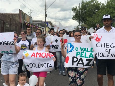 Moradores Fazem Manifestação Pedindo Paz E Mais Segurança Após