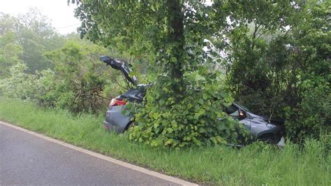 Im Sekundenschlaf Landet Autofahrer 43 Auf Der L327 Am Baum