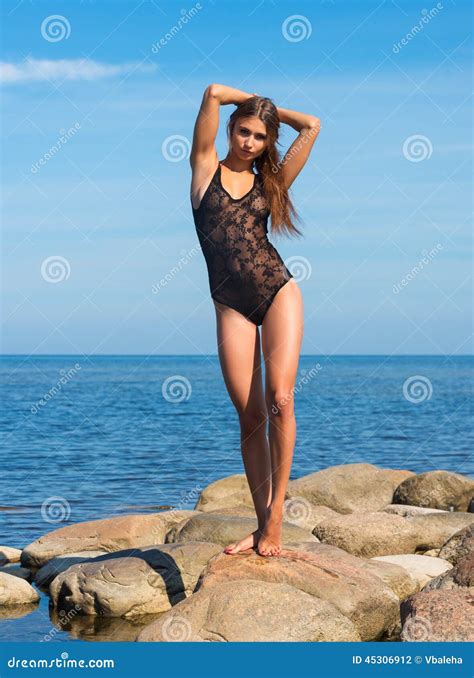 Belle Jeune Femme Dans Le Maillot De Bain Transparent Photo Stock