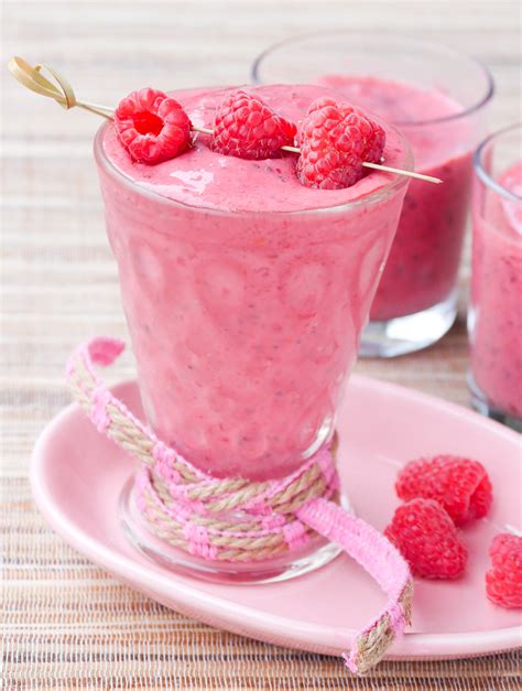 Cremiger Himbeer Smoothie Mit Datteln Und Mandelmilch