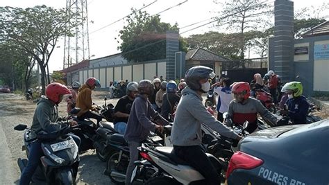 Kena PHK Puluhan Buruh Pabrik Tas Gelar Aksi Protes