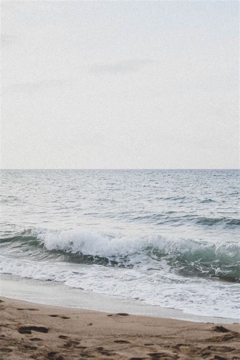 Beach Waves - Aesthetic and Peaceful