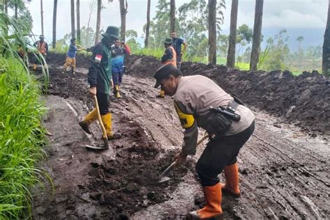 Longsor Di Kabupaten Bandung Robohkan Bangunan Dan Sebabkan Banjir Bandang