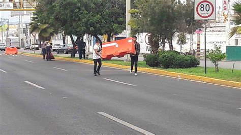 Manifestantes Bloquean La Avenida Salvador Nava A La Altura De La UAM