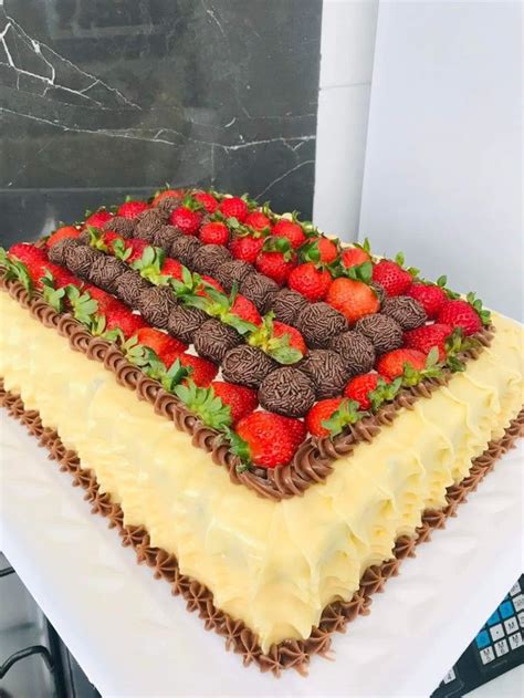 Bolo Quadrado Com Morangos - Bolo Quadrado com Morangos vintage em 2025 | Bolo de aniversário de ...