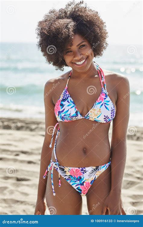 Mujer Bastante Afroamericana En El Bikini Que Se Coloca En La Sonrisa