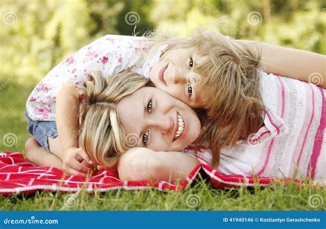 La Maman Et Sa Petite Fille Se Trouvent Sur L Herbe Photo Stock Image