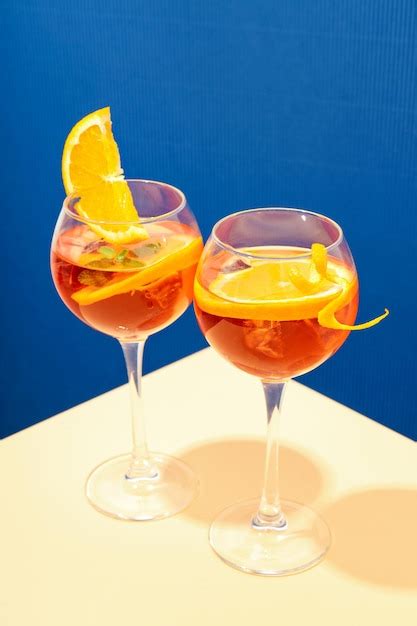 Conceito de coquetel de verão aperol spritz na mesa bege contra fundo